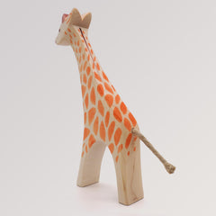 Giraffe groß laufend von Ostheimer