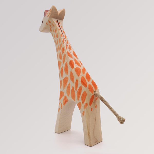 Giraffe groß laufend von Ostheimer