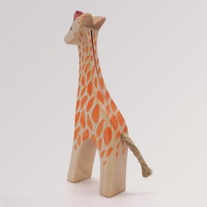 Giraffe groß stehend von Ostheimer